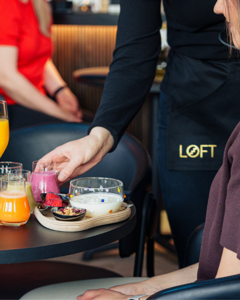 Pöytiintarjoiltu kolmen ruokalajin aamiainen Rovaniemellä Loft Cocktail Loungessa